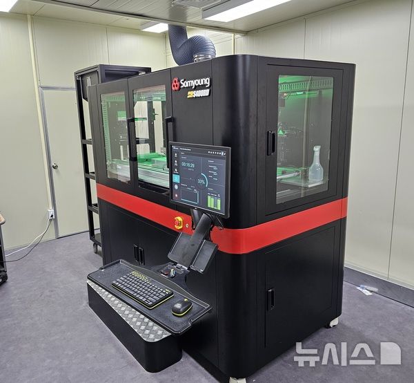 [창원=뉴시스]국립창원대학교 스마트제조엔지니어링사업단 산업응용 공유연구소에 설치되어 오는 3월부터 지역기업 연구 지원용으로 본격 운영할 예정인 삼영기계 제작 '샌드 3D프린터(BR-S400RD)'. (사진=국립창원대 제공) 2025.02.10. photo@newsis.com