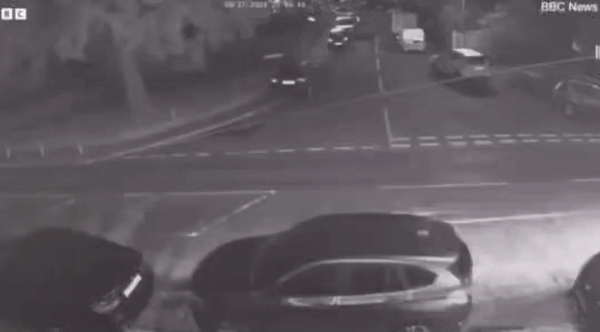 [서울=뉴시스] 경찰차가 BMW와 충돌한 후 도로 반대편으로 날아가 뒤집히는 모습이다 (사진=BBC, 데일리메일 홈페이지) 2025.02.10 photo@newsis.com *재판매 및 DB 금지