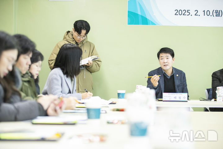 [화성=뉴시스] 배정수 화성시의회 의장이 10일 화성신동중학교를 방문해 예비 학부모들과의 정담회를 열고 학교신축 공사에 대한 의견을 말하고 있다. (사진=화성시의회 제공) 2025.02.10. photo@newsis.com