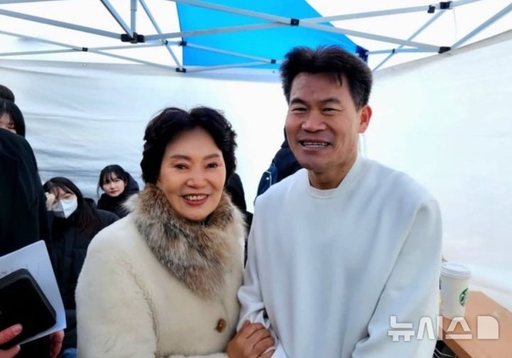 [서울=뉴시스] 8일 동대구역 광장에서 열린 윤석열 대통령 탄핵 반대집회에서 홍준표 대구시장 부인 이순삼씨가 한국사 강사 전한길 씨와 기념촬영을 했다. (사진=이순삼씨 인스타그램)