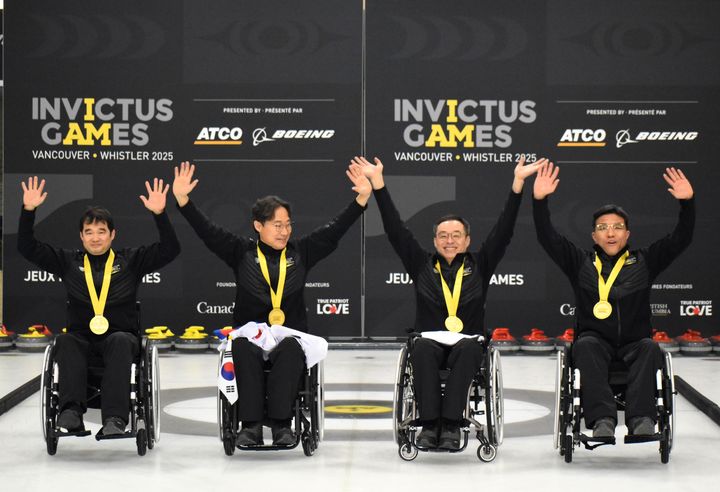 [밴쿠버=뉴시스] '2025 캐나다 인빅터스 게임'(제7회 세계상이군인체육대회) 대회 2일차인 9일(현지시간) 밴쿠버 힐크레스트센터에서 열린 인빅터스 휠체어컬링 경기에 출전한 한국 대표팀이 결승에서 영국팀 대표팀을 연장 접전 끝에 3대2으로 누르고 1위를 차지했다. 시상식에 참석한 한국 대표팀 선수들. 왼쪽부터 이환경, 김영민, 김관수, 권영수 선수. (사진=국가보훈부 공동취재단) 2025.02.10. *재판매 및 DB 금지