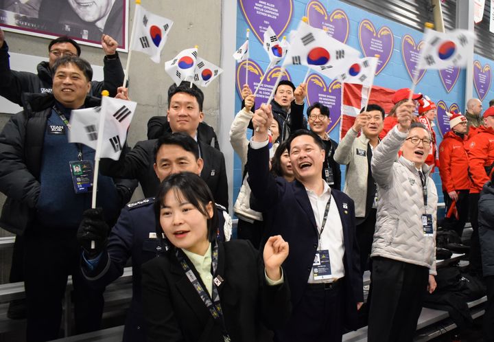 [밴쿠버=뉴시스] '2025 캐나다 인빅터스 게임'(제7회 세계상이군인체육대회) 대회 2일차인 9일(현지시간) 밴쿠버 힐크레스트센터에서 열린 인빅터스 휠체어컬링 경기에 출전한 한국 대표팀이 결승에서 영국팀 대표팀을 연장 접전 끝에 3대2으로 누르고 1위를 차지했다. 이희완 국가보훈부 차관 등 한국 대표팀이 응원하고 있는 모습. (사진=국가보훈부 공동취재단) 2025.02.10. *재판매 및 DB 금지