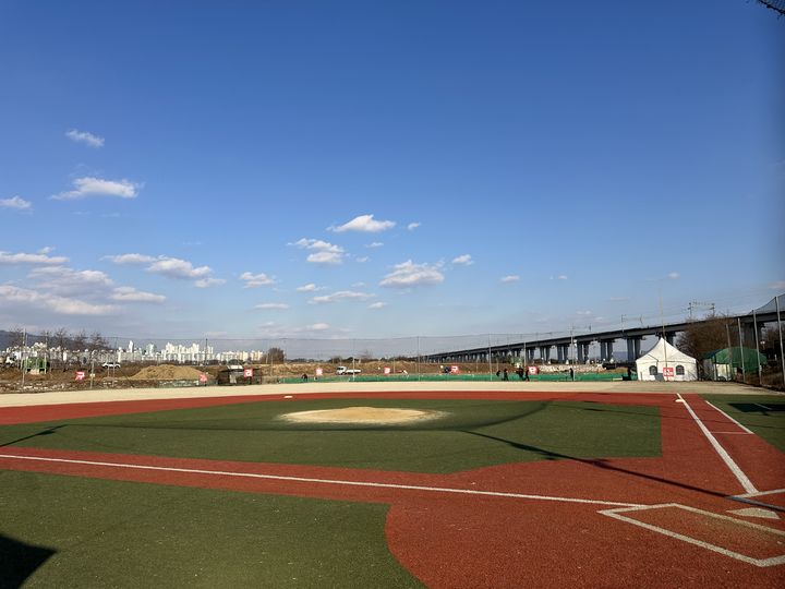 [대구=뉴시스] 김정화 기자 = 하천점용 허가를 받지 않은 채 15년 넘게 운영 중인 수성 리틀야구장에 대해 관할 구청이 양성화에 나선다. 2025.02.11. jungk@newsis.com *재판매 및 DB 금지