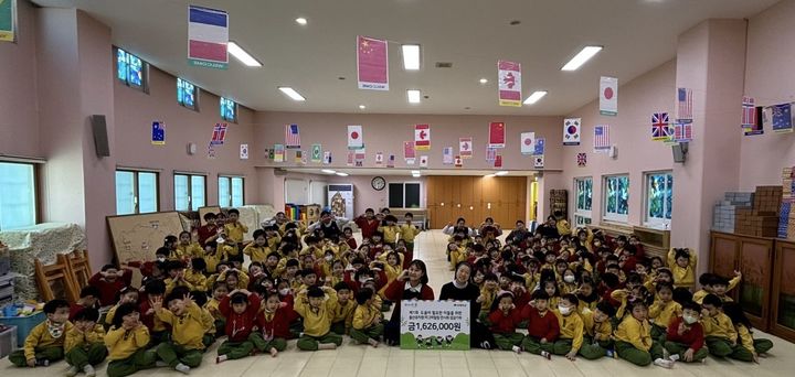 [울산소식]울산유치원, 전시회 판매 수익금 전달 등