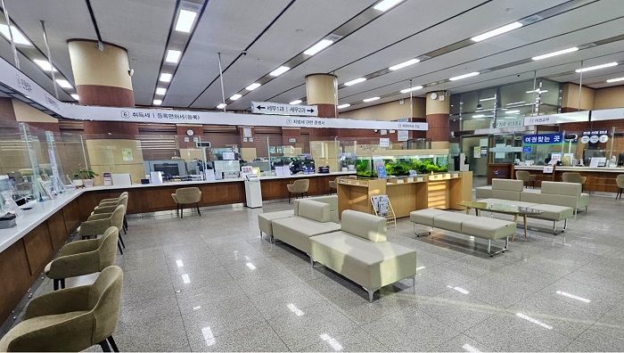 [부산=뉴시스]정비 완료된 부산 금정구청 1층 민원실. (사진=금정구 제공) 2025.02.10. photo@newsis.com *재판매 및 DB 금지