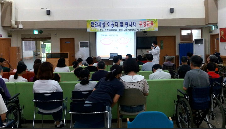 [남원=뉴시스] 남원시보건소가 거동이 불편하거나 구강 관리가 어려운 장애인을 위해 '찾아가는 구강보건서비스'를 제공한다. 관내 장애인시설 '편한세상'을 찾은 서비스팀이 구강건강교육을 실시하고 있다. *재판매 및 DB 금지