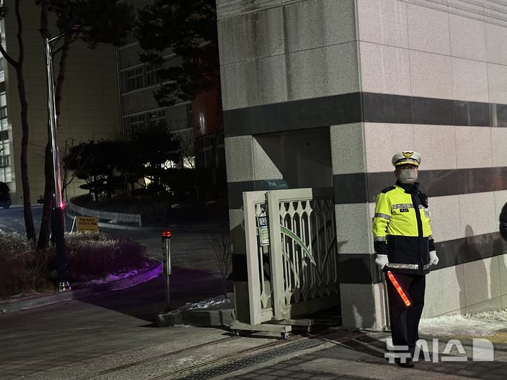 [대전=뉴시스] 김도현 기자 = 10일 오후 대전 서구 관저동의 한 초등학교에서 8살 여학생이 흉기에 찔려 숨지고 40대 여교사가 흉기에 찔린 채 발견되자 경찰들이 현장을 통제하고 있다. 2025.02.10. kdh1917@newsis.com