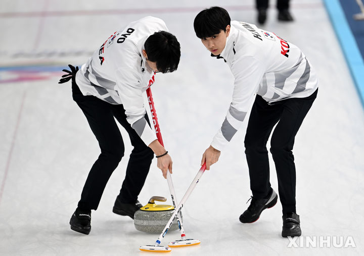 [하얼빈=신화/뉴시스] 한국 남자 컬링 대표팀의 표정민, 김효준. 2025.02.09.