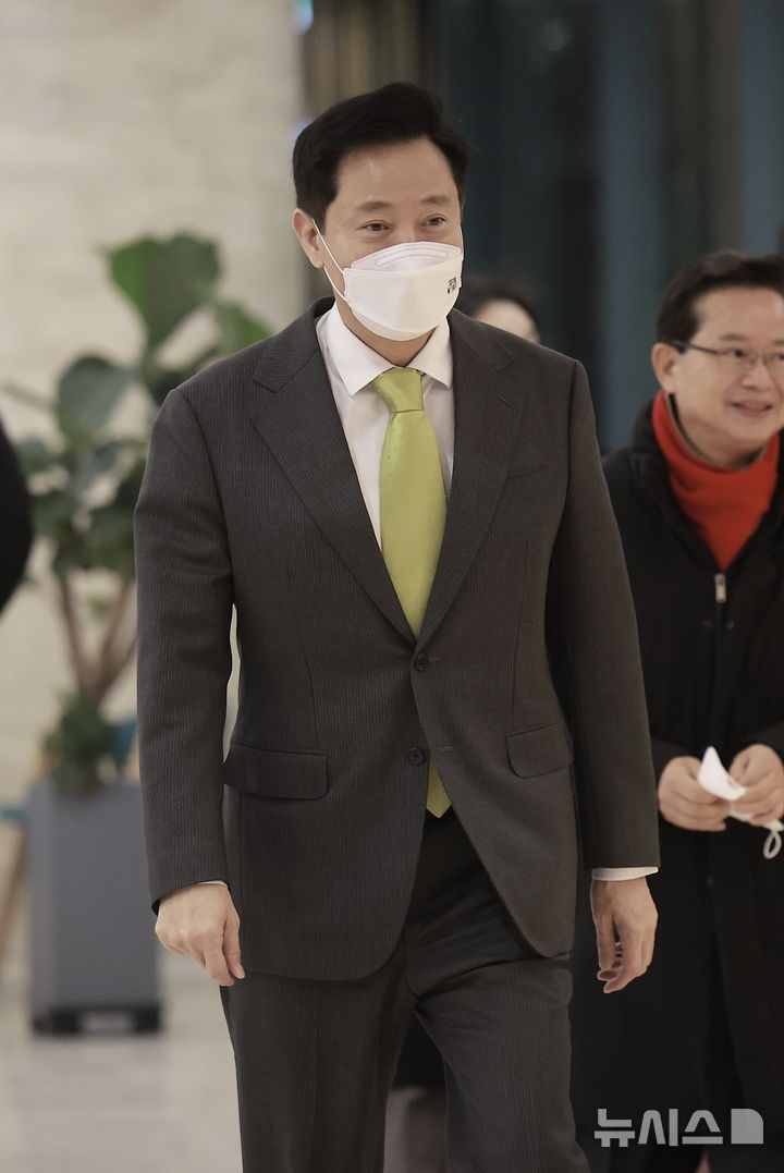 [서울=뉴시스] 정병혁 기자 = 오세훈 서울시장이 10일 서울 영등포구 신길교회에서 열린 서울시민의 안녕과 화합을 위한 2025 신년기도회에 참석하고 있다. 2025.02.10. jhope@newsis.com