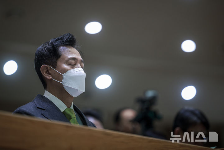 [서울=뉴시스] 정병혁 기자 = 오세훈 서울시장이 10일 서울 영등포구 신길교회에서 열린 서울시민의 안녕과 화합을 위한 2025 신년기도회에서 기도를 하고 있다. 2025.02.10. jhope@newsis.com