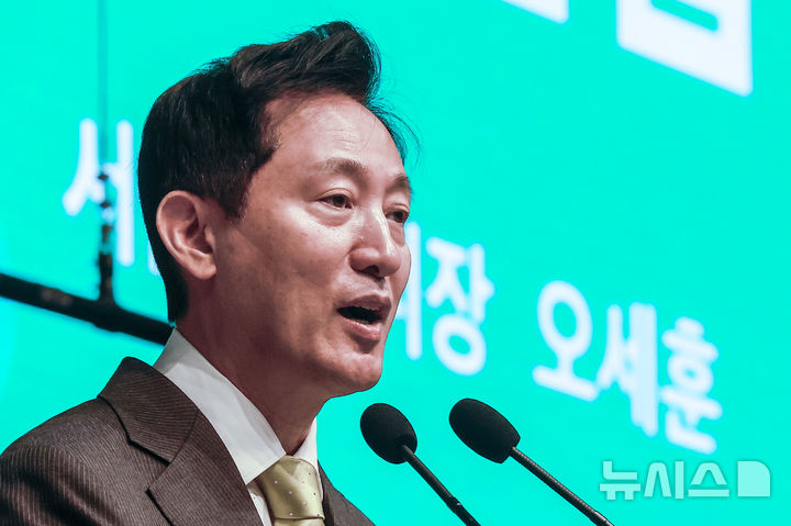 [서울=뉴시스] 정병혁 기자 = 오세훈 서울시장이 10일 서울 영등포구 신길교회에서 열린 서울시민의 안녕과 화합을 위한 2025 신년기도회에서 인사말을 하고 있다. 2025.02.10. jhope@newsis.com