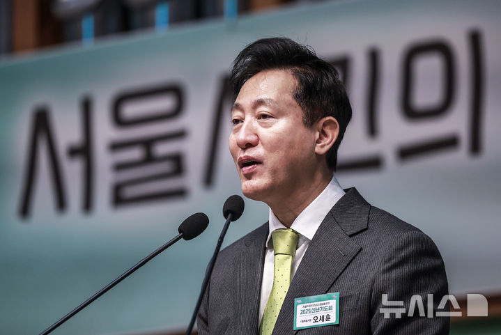 [서울=뉴시스] 정병혁 기자 = 오세훈 서울시장이 10일 서울 영등포구 신길교회에서 열린 서울시민의 안녕과 화합을 위한 2025 신년기도회에서 인사말을 하고 있다. 2025.02.10. jhope@newsis.com