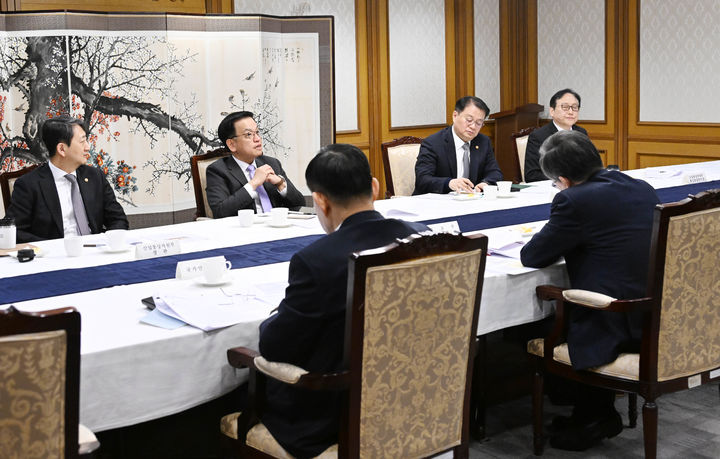 [서울=뉴시스] 최진석 기자 = 최상목 대통령 권한대행 부총리 겸 기획재정부 장관이 10일 서울 종로구 정부서울청사에서 대외경제현안간담회를 주재하고 있다. (사진=기획재정부 제공) 2025.02.10. photo@newsis.com *재판매 및 DB 금지