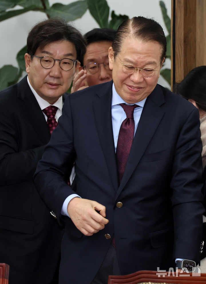 [서울=뉴시스] 조성우 기자 = 권영세(오른쪽) 국민의힘 비상대책위원장과 권성동 원내내표 등 지도부가 10일 오전 서울 여의도 국회에서 열린 비상대책위원회의에 참석하고 있다. 2025.02.10. xconfind@newsis.com