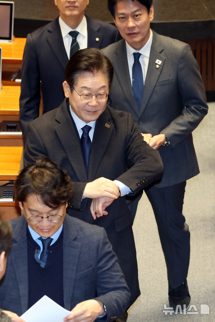 [서울=뉴시스] 고승민 기자 = 이재명 더불어민주당 대표가 10일 서울 여의도 국회 본회의장에서 교섭단체 대표연설 준비를 마친 뒤 시계를 보며 이동하고 있다. 2025.02.10. kkssmm99@newsis.com