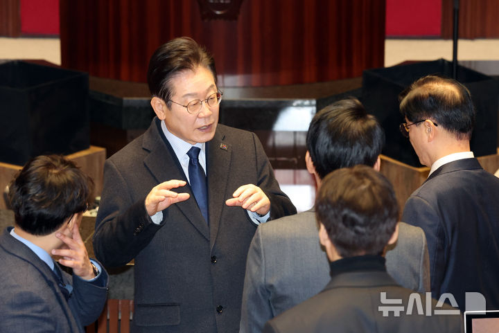 [서울=뉴시스] 고승민 기자 = 이재명 더불어민주당 대표가 10일 서울 여의도 국회 본회의장에서 교섭단체 대표연설 준비를 마친 뒤 의원들과 대화하고 있다. 2025.02.10. kkssmm99@newsis.com