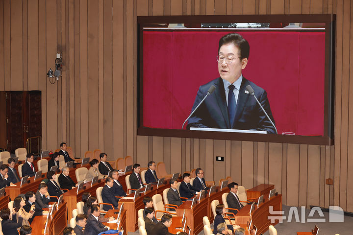 [서울=뉴시스] 고승민 기자 = 이재명 더불어민주당 대표가 10일 서울 여의도 국회에서 열린 본회의에서 교섭단체 대표연설을 하고 있다. 2025.02.10. kkssmm99@newsis.com