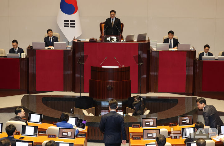 [서울=뉴시스] 고승민 기자 = 이재명 더불어민주당 대표가 10일 서울 여의도 국회에서 열린 본회의에서 교섭단체 대표연설을 하기 위해 연단으로 향하고 있다. 2025.02.10. kkssmm99@newsis.com