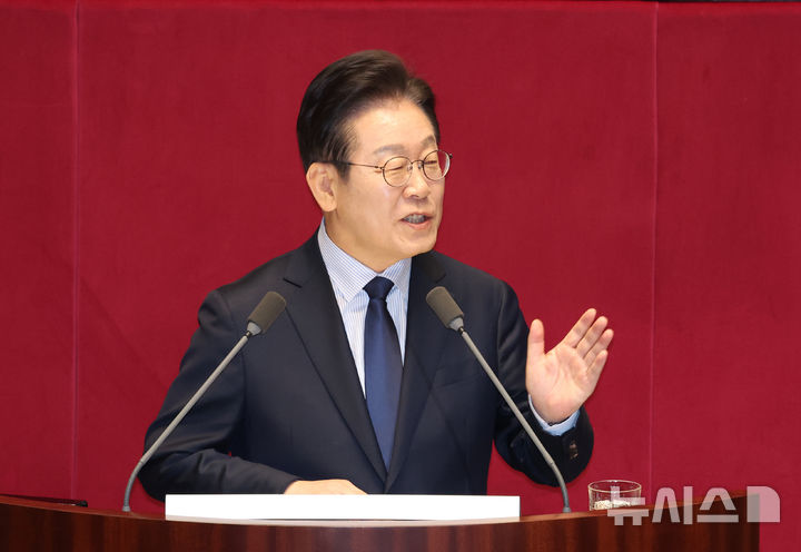 [서울=뉴시스] 고승민 기자 = 이재명 더불어민주당 대표가 10일 서울 여의도 국회에서 열린 본회의에서 교섭단체 대표연설을 하고 있다. 2025.02.10. kkssmm99@newsis.com