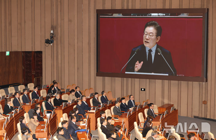 [서울=뉴시스] 고승민 기자 = 이재명 더불어민주당 대표가 10일 서울 여의도 국회에서 열린 본회의에서 교섭단체 대표연설을 하고 있다. 2025.02.10. kkssmm99@newsis.com