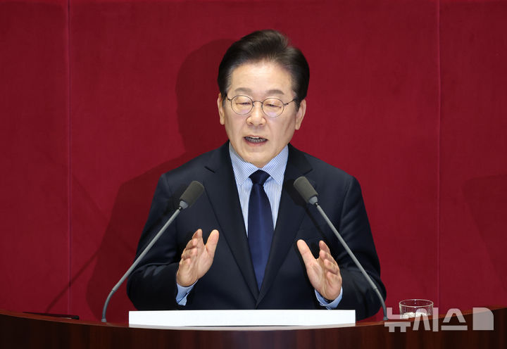 [서울=뉴시스] 고승민 기자 = 이재명 더불어민주당 대표가 10일 서울 여의도 국회에서 열린 본회의에서 교섭단체 대표연설을 하고 있다. 2025.02.10. kkssmm99@newsis.com