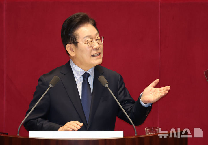 [서울=뉴시스] 고승민 기자 = 이재명 더불어민주당 대표가 10일 서울 여의도 국회에서 열린 본회의에서 교섭단체 대표연설을 하고 있다. 2025.02.10. kkssmm99@newsis.com