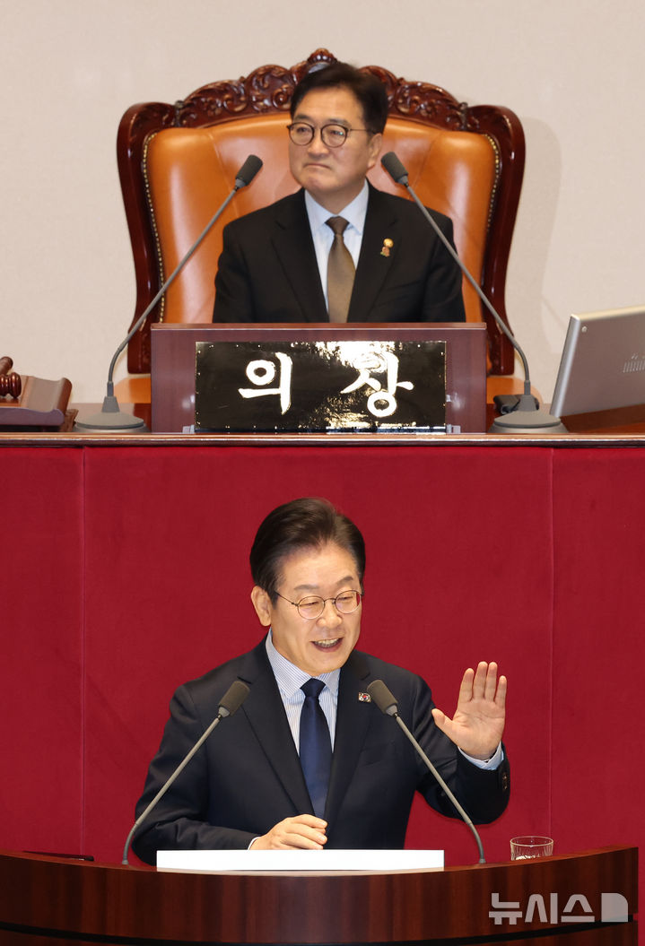 [서울=뉴시스] 고승민 기자 = 이재명 더불어민주당 대표가 10일 서울 여의도 국회에서 열린 본회의에서 교섭단체 대표연설을 하던 중 여당 의원들의 비판이 일자 손을 들어 제지하고 있다. 2025.02.10. kkssmm99@newsis.com