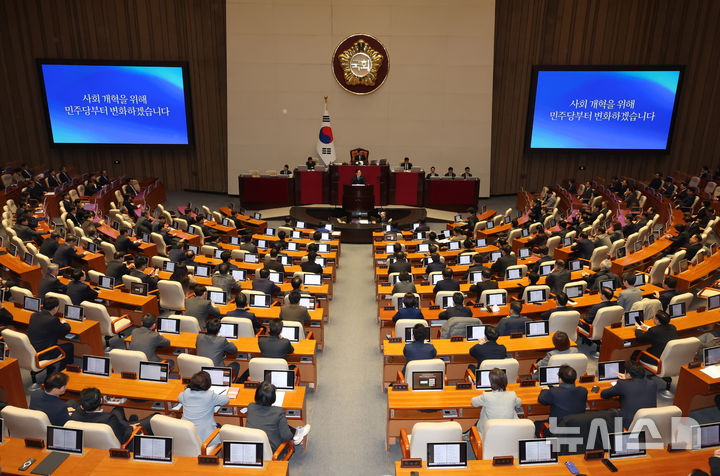 [서울=뉴시스] 고승민 기자 = 이재명 더불어민주당 대표가 10일 서울 여의도 국회에서 열린 본회의에서 교섭단체 대표연설을 하고 있다. 2025.02.10. kkssmm99@newsis.com