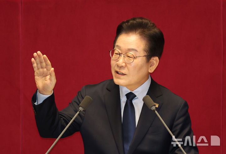 [서울=뉴시스] 고승민 기자 = 이재명 더불어민주당 대표가 10일 서울 여의도 국회에서 열린 본회의에서 교섭단체 대표연설을 하던 중 목소리를 높이는 야당 의원들을 비판하는 여당 의원들을 향해 중단의 손짓을 하고 있다. 2025.02.10. kkssmm99@newsis.com