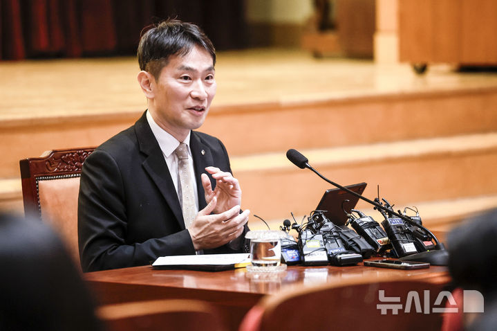 [서울=뉴시스] 정병혁 기자 = 이복현 금융감독원장이 10일 서울 영등포구 금융감독원에서 열린 2025년 업무계획 기자간담회에서 발표를 하고 있다. 2025.02.10. jhope@newsis.com