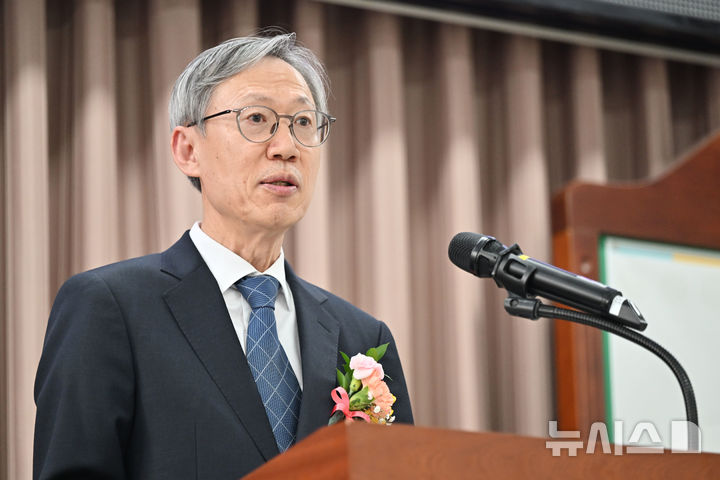 [광주=뉴시스] 이영주 기자 = 설범식(62·사법연수원 20기) 제40대 광주고등법원장이 10일 오전 광주 동구 광주고법 중회의실에서 열린 취임식에서 취임사를 발표하고 있다. 2025.02.10. leeyj2578@newsis.com