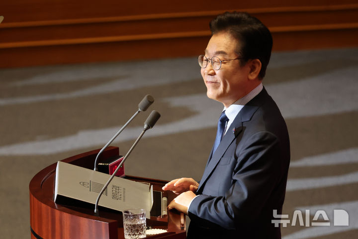 [서울=뉴시스] 권창회 기자 = 이재명 더불어민주당 대표가 10일 오전 서울 여의도 국회에서 열린 제422회 국회(임시회) 제2차 본회의에서 교섭단체 대표연설을 하며 미소짓고 있다. 2025.02.10. kch0523@newsis.com