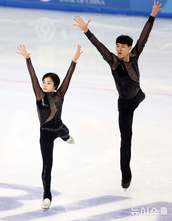 [하얼빈(중국)=뉴시스] 김선웅 기자 = 하얼빈 동계아시안게임 피겨스케이팅 페어에 출전하는 북한 렴대옥·한금철이 10일(현지 시간) 중국 하얼빈 헤이룽장 빙상훈련센터에서 훈련을 하고 있다. 2025.02.09. mangusta@newsis.com