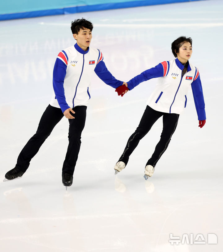 [하얼빈(중국)=뉴시스] 김선웅 기자 = 하얼빈 동계아시안게임 피겨스케이팅 페어에 출전하는 북한 렴대옥·한금철이 10일(현지 시간) 중국 하얼빈 헤이룽장 빙상훈련센터에서 훈련을 하고 있다. 2025.02.09. mangusta@newsis.com