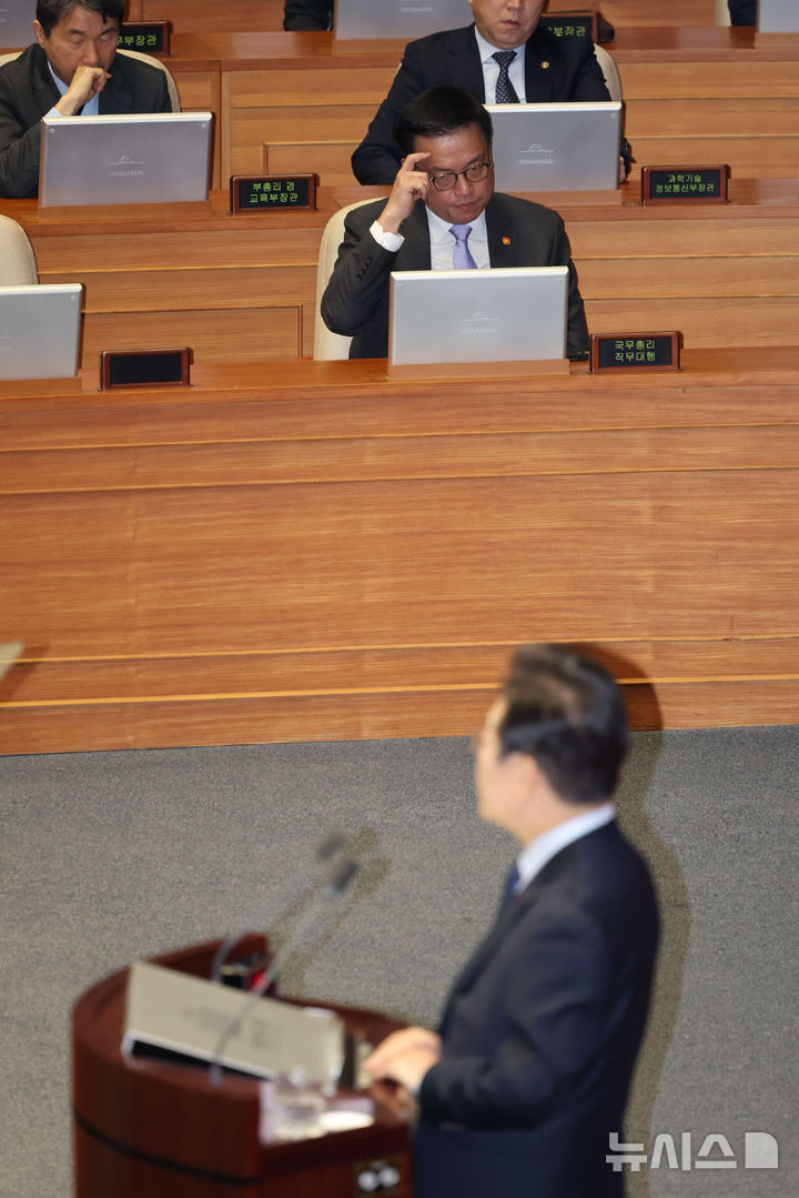 [서울=뉴시스] 권창회 기자 = 최상목 대통령 권한대행 겸 기획재정부 장관이 10일 오전 서울 여의도 국회에서 열린 제422회 국회(임시회) 제2차 본회의에서 이재명 더불어민주당 대표의 교섭단체 대표연설을 들으며 머리를 긁적이고 있다. 2025.02.10. kch0523@newsis.com