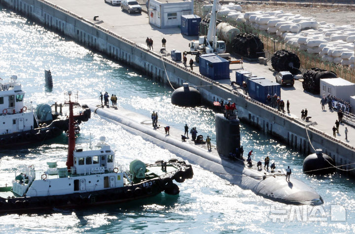 [부산=뉴시스] 하경민 기자 = 미국 해군의 로스앤젤레스급 핵추진 잠수함인 '알렉산드리아함'(SSN-757·6900t급)이 10일 오전 부산 남구 해군작전사령부 부산작전기지에 입항하고 있다.국내에 처음 입항하는 이 잠수함은 길이 110m, 폭 10m, 승조원 140여 명이며, 잠수한 채 시속 45㎞ 이상의 속도로 항해할 수 있는 것으로 알려졌다. 2025.02.10. yulnetphoto@newsis.com