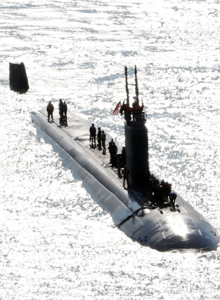 [부산=뉴시스] 하경민 기자 = 미국 해군의 로스앤젤레스급 핵추진 잠수함인 '알렉산드리아함'(SSN-757·6900t급)이 10일 오전 부산 남구 해군작전사령부 부산작전기지에 입항하고 있다.국내에 처음 입항하는 이 잠수함은 길이 110m, 폭 10m, 승조원 140여 명이며, 잠수한 채 시속 45㎞ 이상의 속도로 항해할 수 있는 것으로 알려졌다. 2025.02.10. yulnetphoto@newsis.com