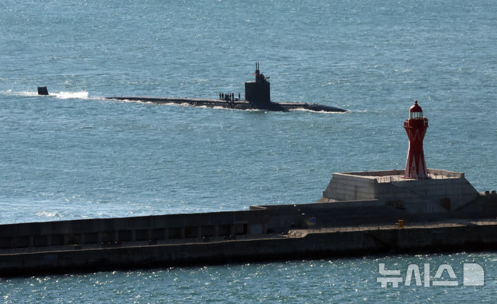 [부산=뉴시스] 하경민 기자 = 미국 해군의 로스앤젤레스급 핵추진 잠수함인 '알렉산드리아함'(SSN-757·6900t급)이 10일 오전 부산 남구 해군작전사령부 부산작전기지에 입항하고 있다.국내에 처음 입항하는 이 잠수함은 길이 110m, 폭 10m, 승조원 140여 명이며, 잠수한 채 시속 45㎞ 이상의 속도로 항해할 수 있는 것으로 알려졌다. 2025.02.10. yulnetphoto@newsis.com