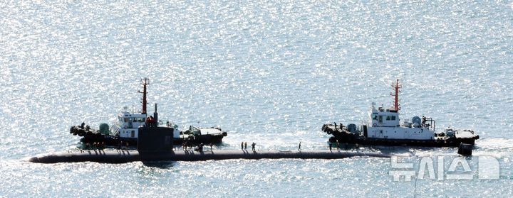 [부산=뉴시스] 하경민 기자 = 미국 해군의 로스앤젤레스급 핵추진 잠수함인 '알렉산드리아함'(SSN-757·6900t급)이 10일 오전 부산 남구 해군작전사령부 부산작전기지에 입항하고 있다.국내에 처음 입항하는 이 잠수함은 길이 110m, 폭 10m, 승조원 140여 명이며, 잠수한 채 시속 45㎞ 이상의 속도로 항해할 수 있는 것으로 알려졌다. 2025.02.10. yulnetphoto@newsis.com