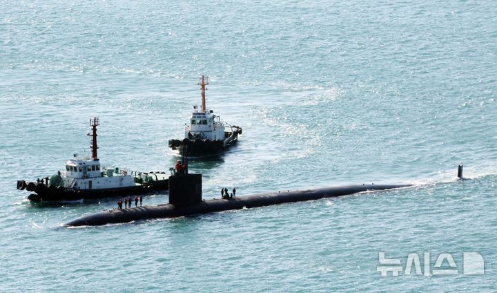 [부산=뉴시스] 하경민 기자 = 미국 해군의 로스앤젤레스급 핵추진 잠수함인 '알렉산드리아함'(SSN-757·6900t급)이 10일 오전 부산 남구 해군작전사령부 부산작전기지에 입항하고 있다.국내에 처음 입항하는 이 잠수함은 길이 110m, 폭 10m, 승조원 140여 명이며, 잠수한 채 시속 45㎞ 이상의 속도로 항해할 수 있는 것으로 알려졌다. 2025.02.10. yulnetphoto@newsis.com