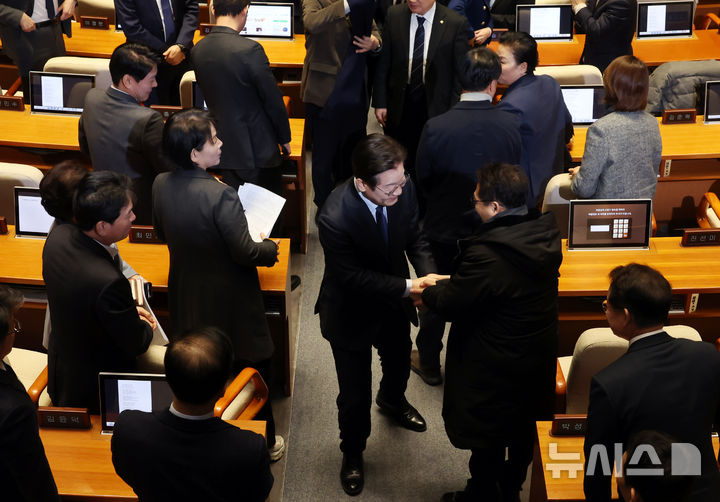 [서울=뉴시스] 고승민 기자 = 이재명 더불어민주당 대표가 10일 서울 여의도 국회에서 열린 본회의에서 교섭단체 대표연설을 마친 뒤 의원들과 인사를 하고 있다. 2025.02.10. kkssmm99@newsis.com