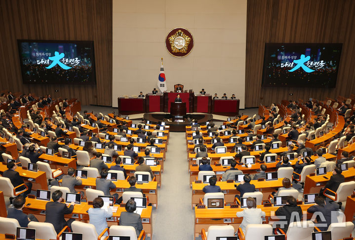 [서울=뉴시스] 고승민 기자 = 이재명 더불어민주당 대표가 10일 서울 여의도 국회에서 열린 본회의에서 교섭단체 대표연설을 하고 있다. 2025.02.10. kkssmm99@newsis.com