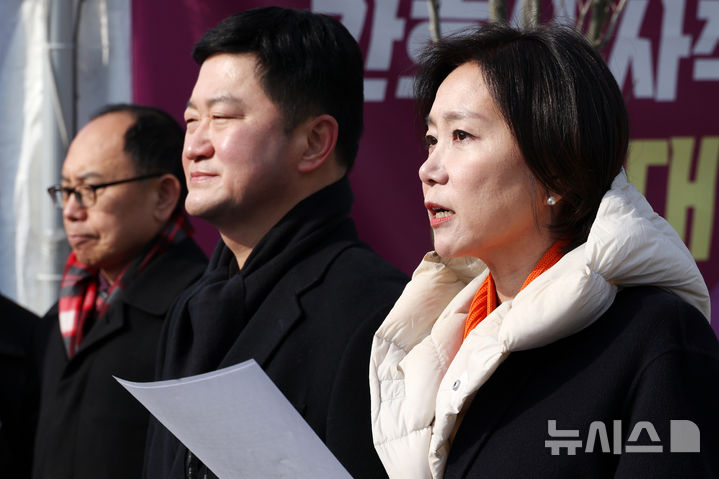 [서울=뉴시스] 조성우 기자 = 당원소환 투표 효력정지가처분 신청이 기각돼 대표직을 상실한 허은아(오른쪽) 전 개혁신당 대표가 10일 오전 서울 여의도 국회 앞에서 열린 특별 기자회견에서 발언하고 있다. 2025.02.10. xconfind@newsis.com