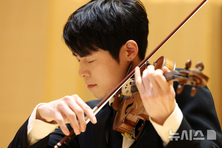 [서울=뉴시스] 박진희 기자 = 바이올리니스트 대니 구(Danny Koo)가 10일 서울 송파구 롯데콘서트홀 리허설룸에서 '2025 롯콘 마티네 대니 구의 플레이리스트' 기자간담회에 앞서 '피아졸라의 아베 마리아'를 시연을 하고 있다. 2025.02.10. pak7130@newsis.com