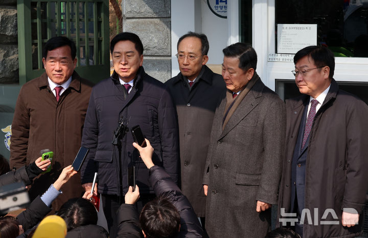 [의왕=뉴시스] 이영환 기자 = 김기현 국민의힘 의원이 10일 오전 경기 의왕시 서울구치소에서 윤석열 대통령 접견을 마친 후 접견 관련 내용을 취재진에게 전하고 있다. 왼쪽부터 박성민, 김기현, 추경호, 이철규, 정점식 의원. 2025.02.10. 20hwan@newsis.com