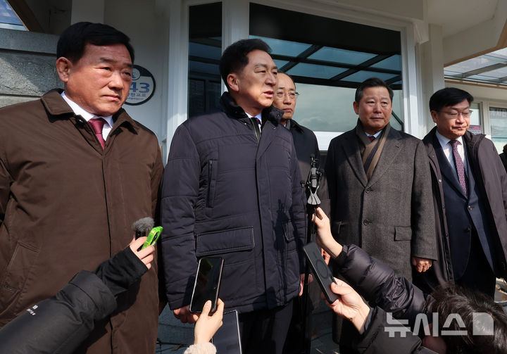 [의왕=뉴시스] 이영환 기자 = 김기현 국민의힘 의원이 10일 오전 경기 의왕시 서울구치소에서 윤석열 대통령 접견을 마친 후 접견 관련 내용을 취재진에게 전하고 있다. 왼쪽부터 박성민, 김기현, 추경호, 이철규, 정점식 의원. 2025.02.10. 20hwan@newsis.com