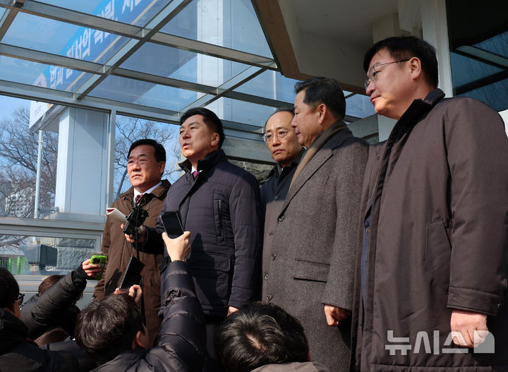 [의왕=뉴시스] 이영환 기자 = 김기현 국민의힘 의원이 10일 오전 경기 의왕시 서울구치소에서 윤석열 대통령 접견을 마친 후 접견 관련 내용을 취재진에게 전하고 있다. 왼쪽부터 박성민, 김기현, 추경호, 이철규, 정점식 의원. 2025.02.10. 20hwan@newsis.com