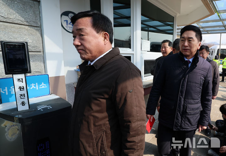 [의왕=뉴시스] 이영환 기자 = 국민의힘 박성민(왼쪽부터), 김기현 의원 등이 10일 오전 경기 의왕시 서울구치소에서 윤석열 대통령 접견 후 취재진에게 브리핑을 한 뒤 이동하고 있다. 2025.02.10. 20hwan@newsis.com