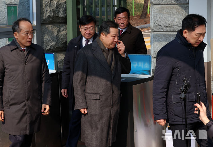 [의왕=뉴시스] 이영환 기자 = 국민의힘 추경호(왼쪽부터), 정점식, 이철규, 박성민, 김기현 의원이 10일 오전 경기 의왕시 서울구치소에서 윤석열 대통령 접견을 마친 후 구치소를 나서고 있다. 2025.02.10. 20hwan@newsis.com