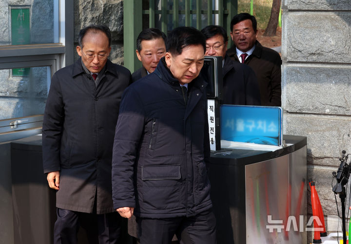 [의왕=뉴시스] 이영환 기자 = 국민의힘 추경호(왼쪽부터), 이철규, 김기현, 정점식, 박성민 의원이 10일 오전 경기 의왕시 서울구치소에서 윤석열 대통령 접견을 마친 후 구치소를 나서고 있다. 2025.02.10. 20hwan@newsis.com